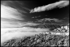Muro Lucano  (Basilicata - Italia) - Veduta parziale del borgo in una mattina nebbiosa